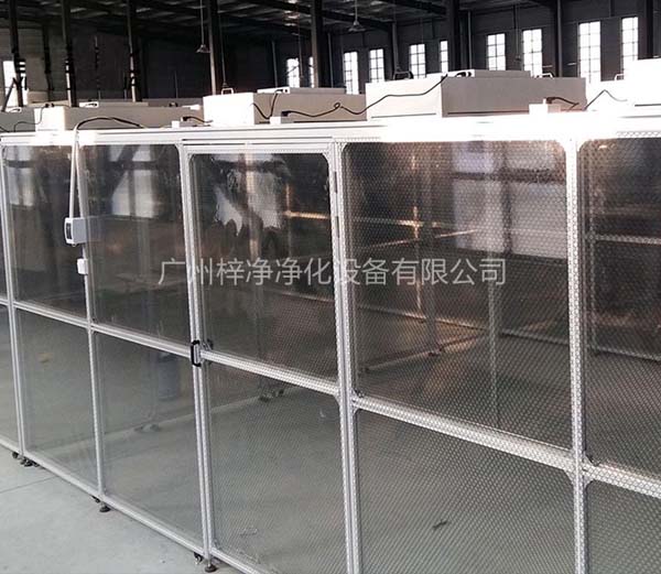 潔凈棚采用工業鋁材（或不銹鋼方通、鐵方通噴塑）作為框架，風機濾網機組（FFU）送風，四周懸掛防靜電垂簾（或鋼化玻璃），其內部凈化級別可達到100-10000級。